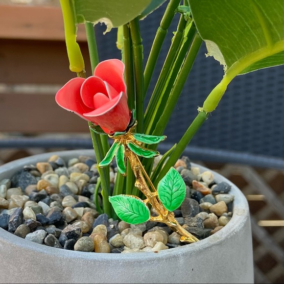 Vintage red and gold tone rose flower with enamel green leaf brooch pin. Used. - Picture 2 of 6